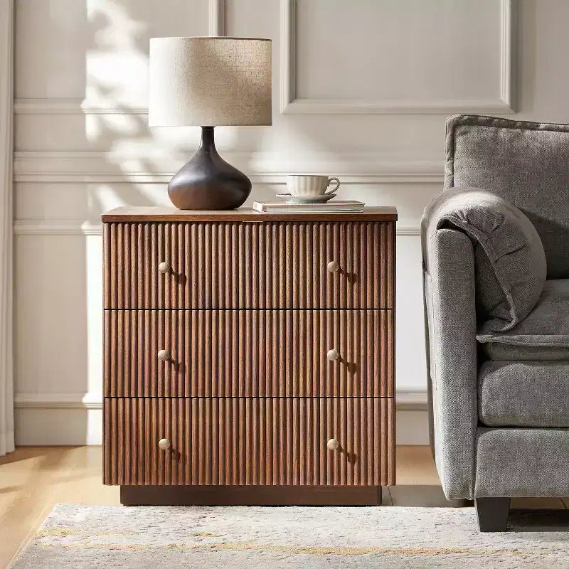 Table d'appoint moderne à 3 tiroirs avec station de charge intégrée - Noyer